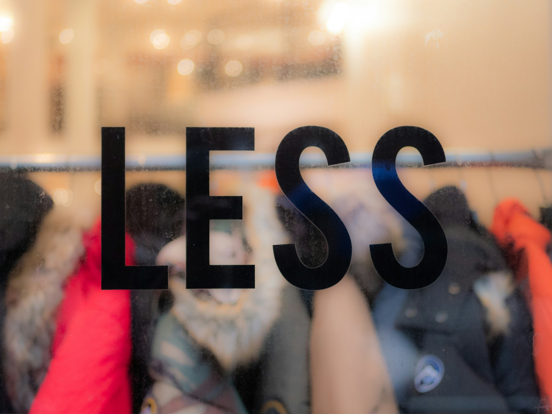 背景に服　LESSの文字